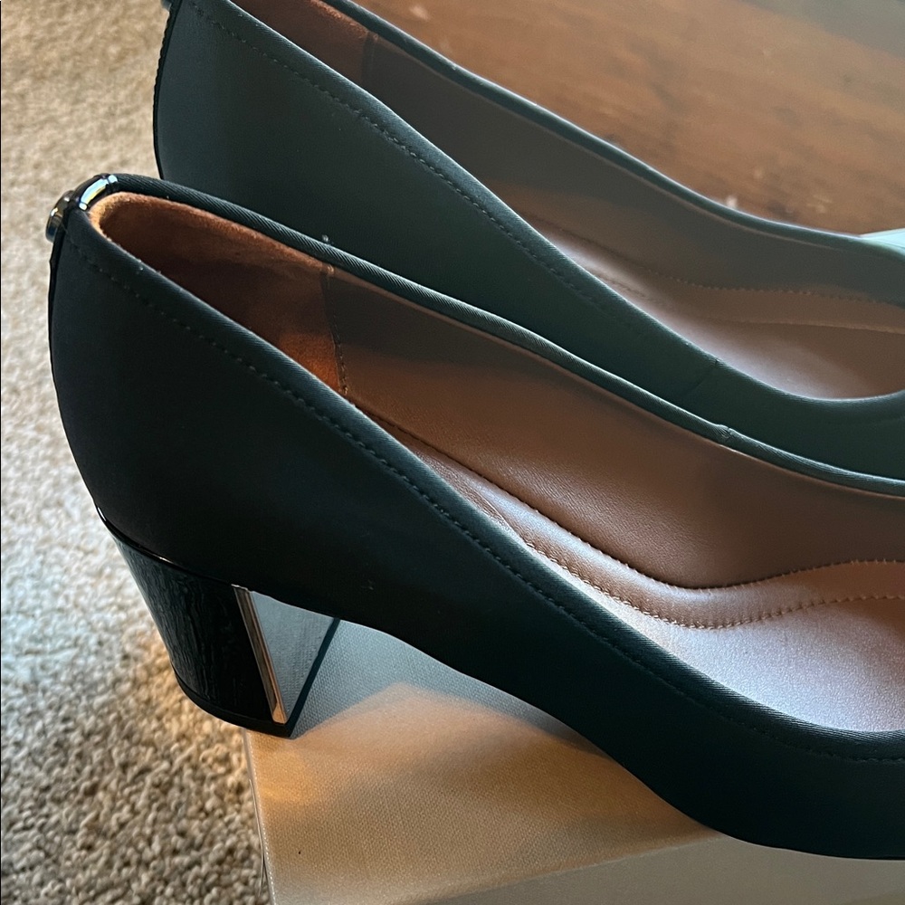 Donald J. Pliner Elegant Black Pumps - Picture 5 of 6